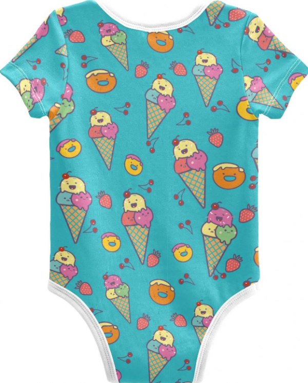 Baju bayi dengan gambar makanan lezat seperti es krim atau donat